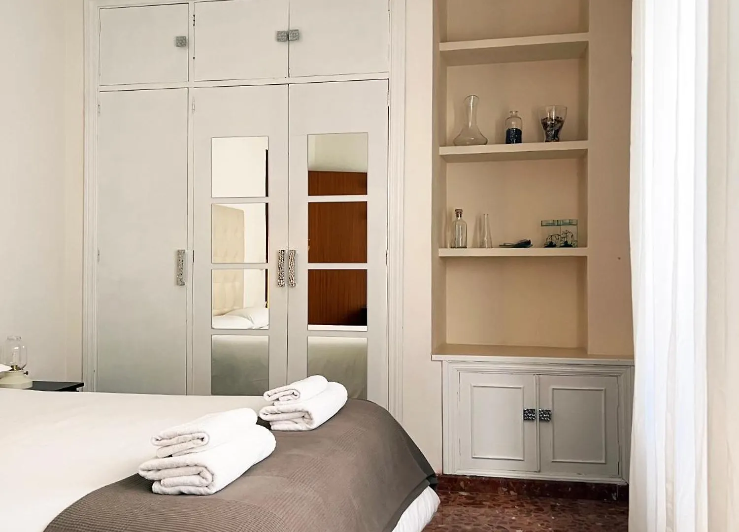 Apartment Wall Center - Aloha Sevilla