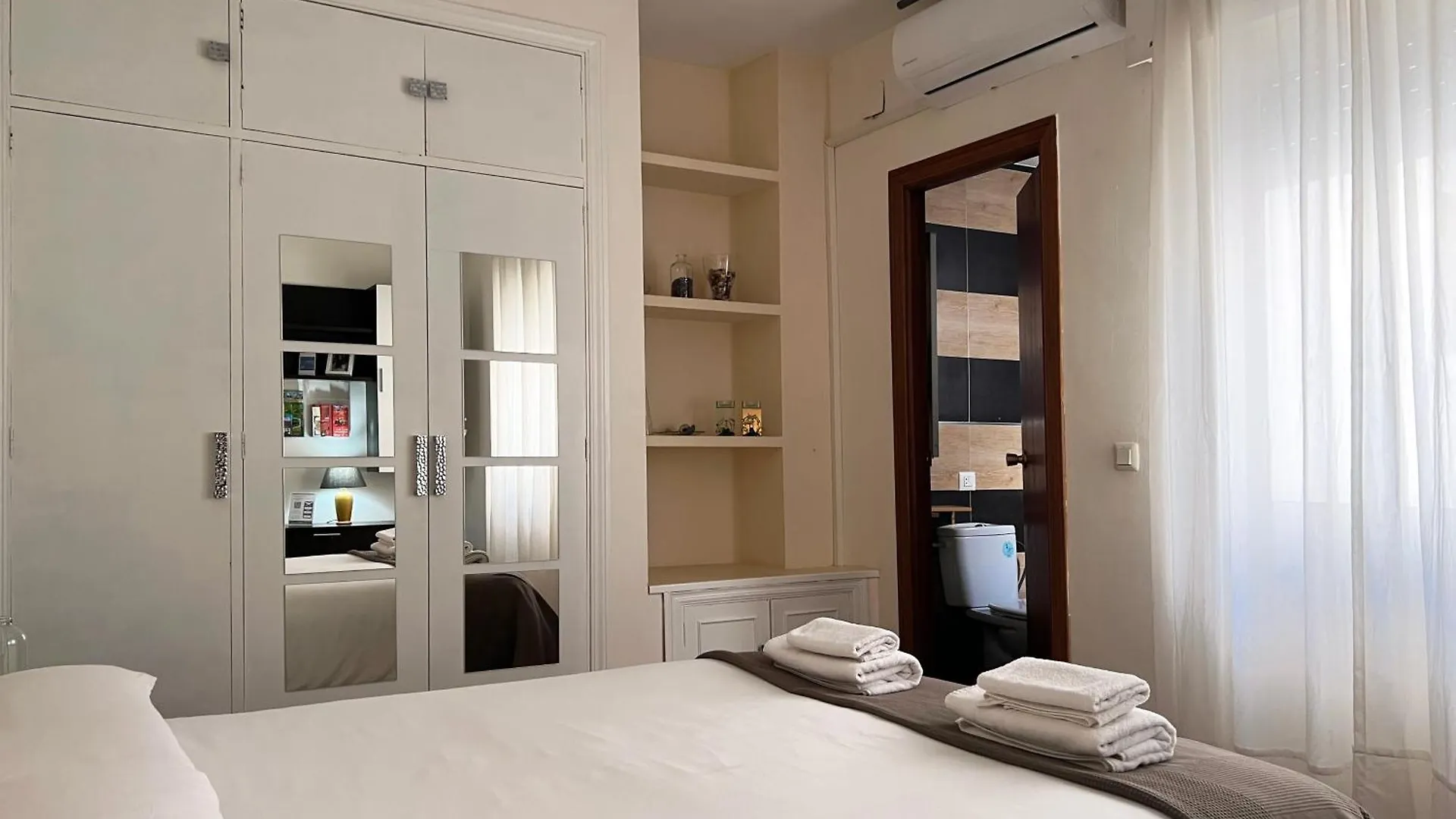 Apartment Wall Center - Aloha Sevilla